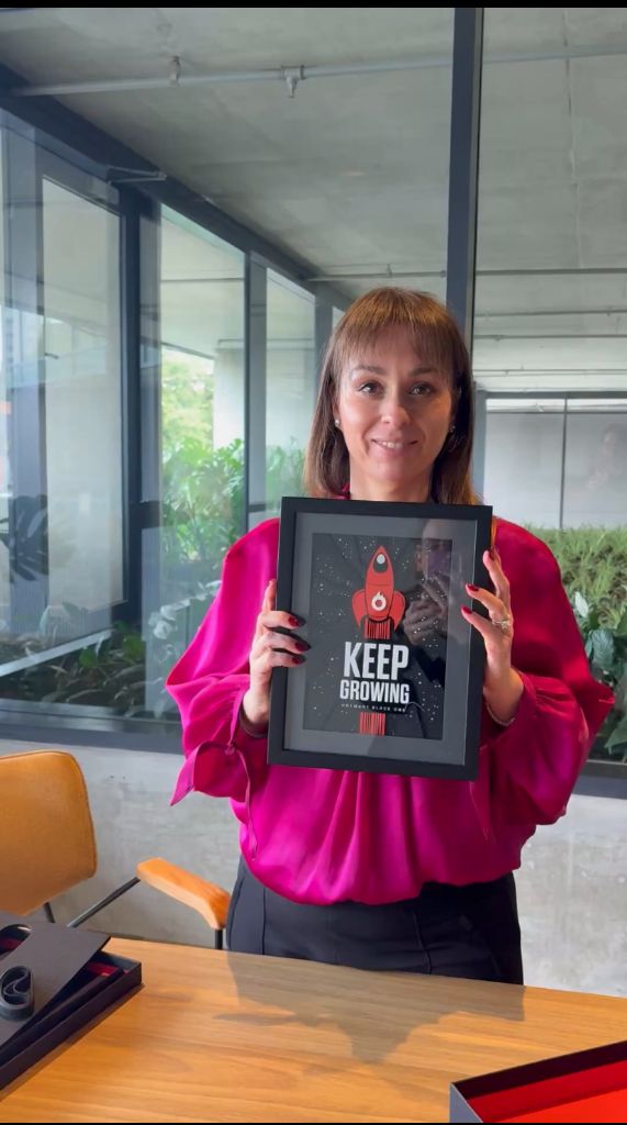 Fabiana Borges com placa de reconhecimento